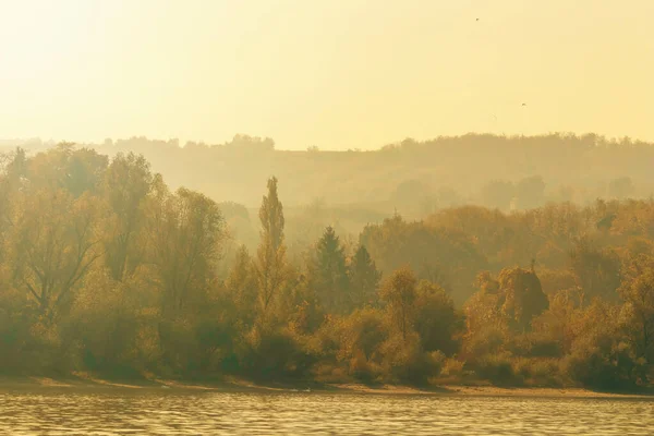 Jesienny poranek nad rzeką, Rano, Mgła, Jesień, Woda Surf — Zdjęcie stockowe